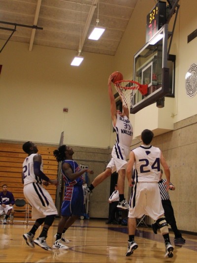 Men’s basketball jumps out to 6-2 record, win IVCC classic